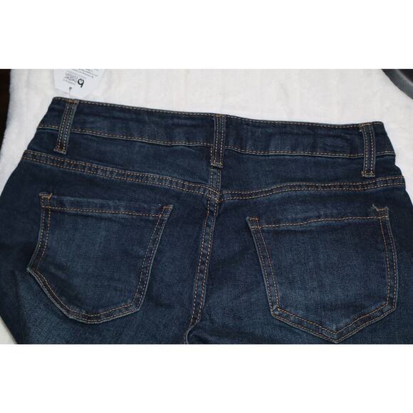 Time and Tru Women's Mid-Rise Boyfriend Jeans - Picture 1 of 5